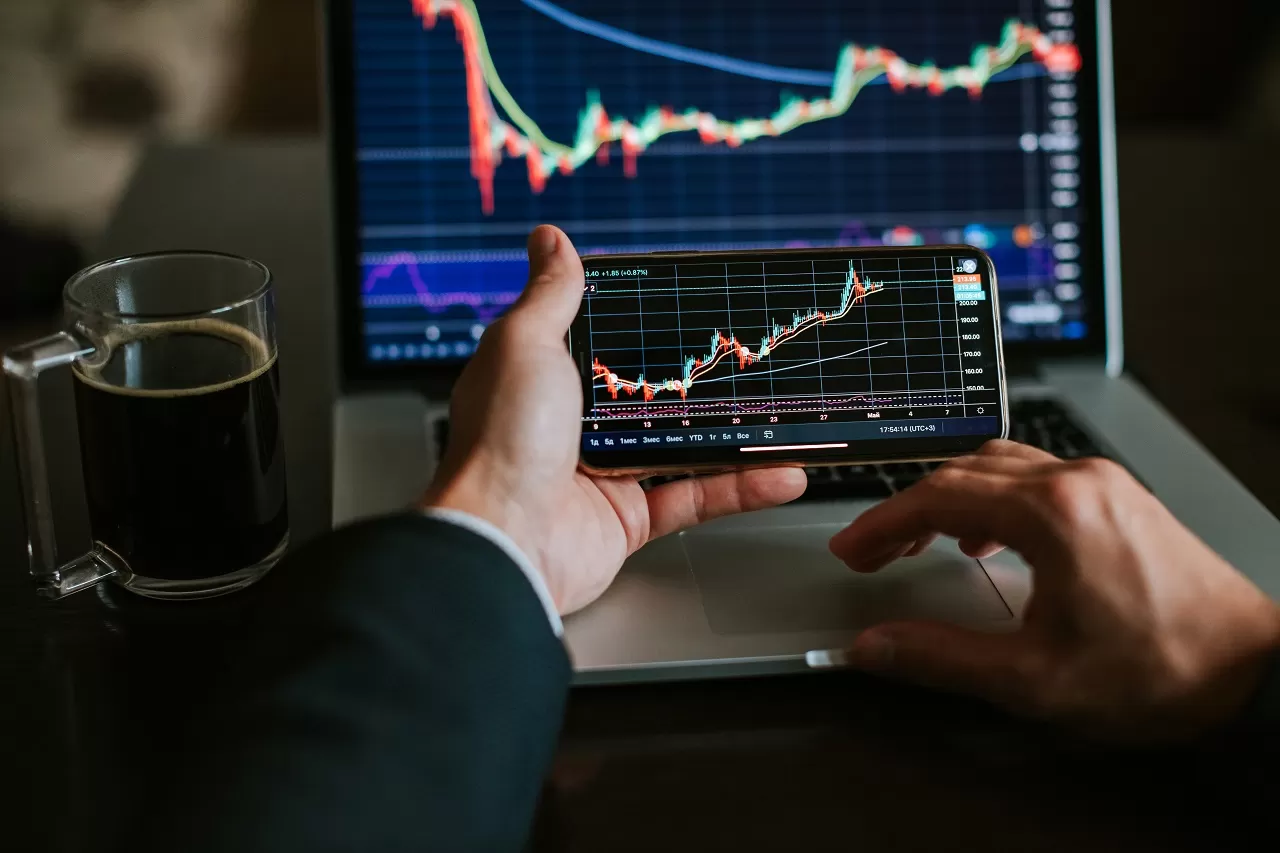 Investasi saham kini lebih mudah dengan aplikasi mobile banking Livin' by Mandiri.