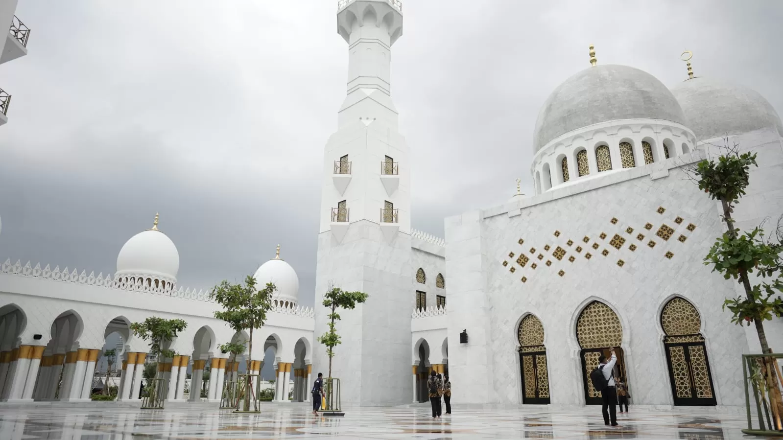 Masjid Sheikh Zayed Solo. Tidak melulu keseluruhan bangunan, foto masjid juga bisa diambil secara aestetik.
