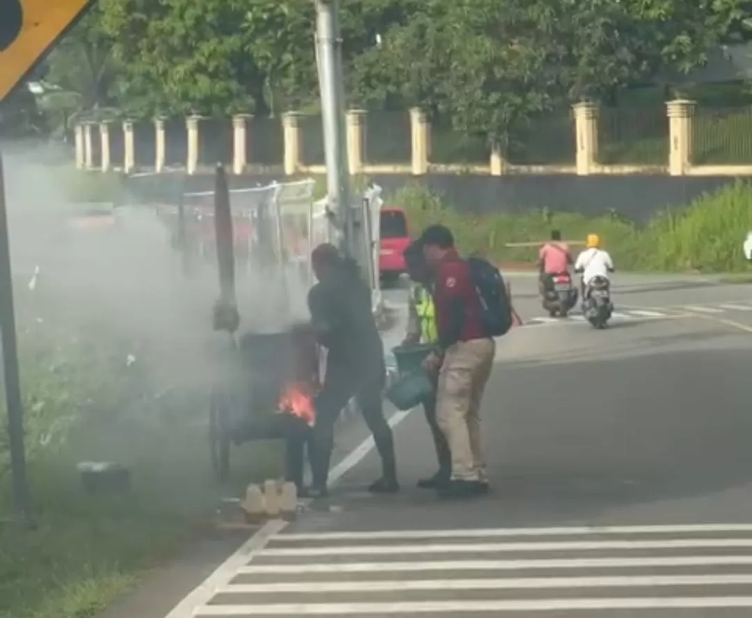 Aksi Heroik Dua Anggota Polda Maluku Tolong Pedagang Yang Gerobaknya