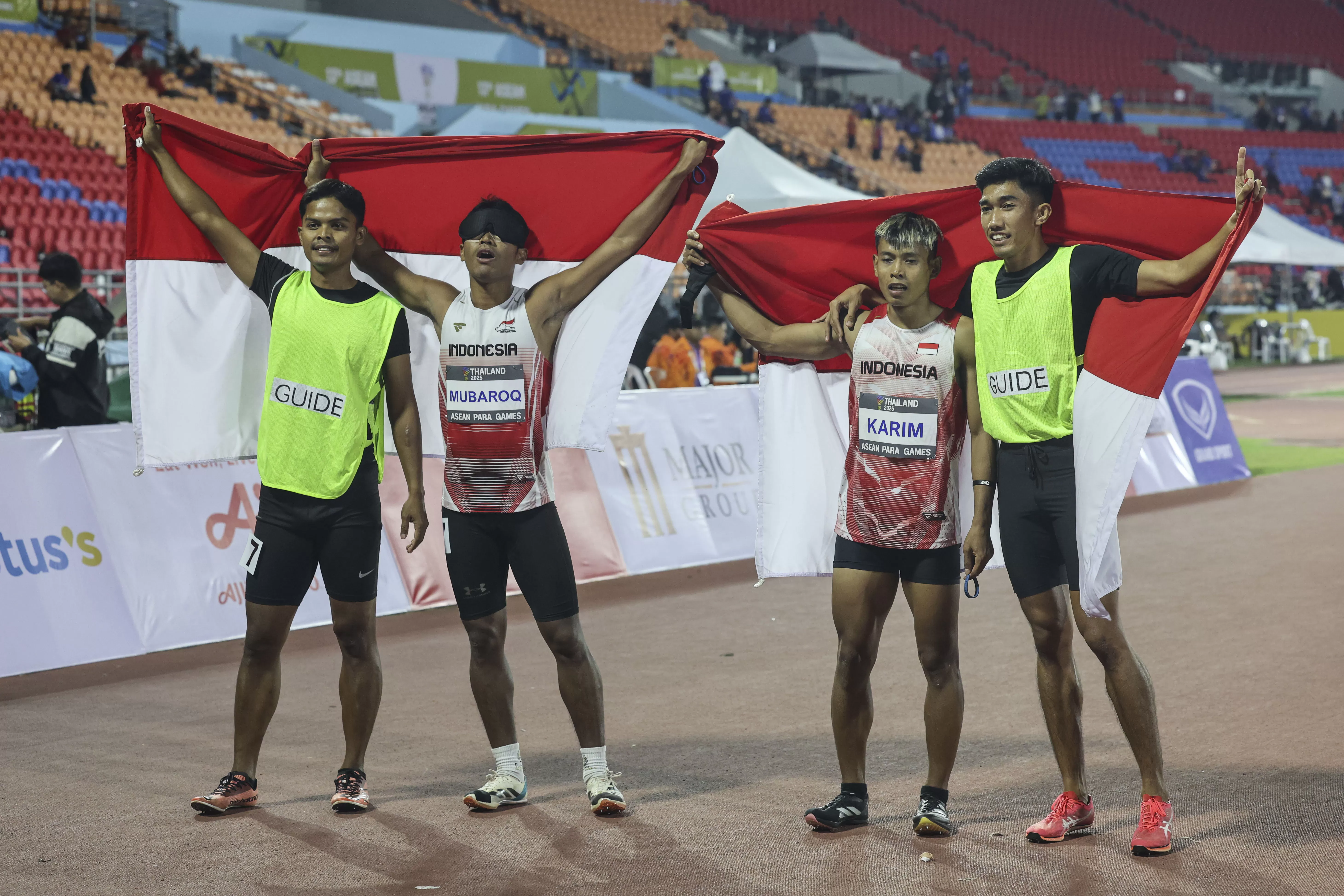 Ekspresi atlet NPC Indonesia,  Taufik Abdul Karim (dua dari kanan) dan Ruli Al Kahfi Mubaroq bersama pendampingnya seusai menyelesaikan pertandingan lari 100m putra T11 ASEAN Para Games 2025 di Aquatic Centre 80th Birthday Anniversary Commemorative Stadium di Nakhon Rachatsima, Thailand, Rabu (21/1/2026).  Taufik berhasil meraih medali emas dan Ruli mendapatkan medali perak. NPC Indonesia/Agoes Rudianto