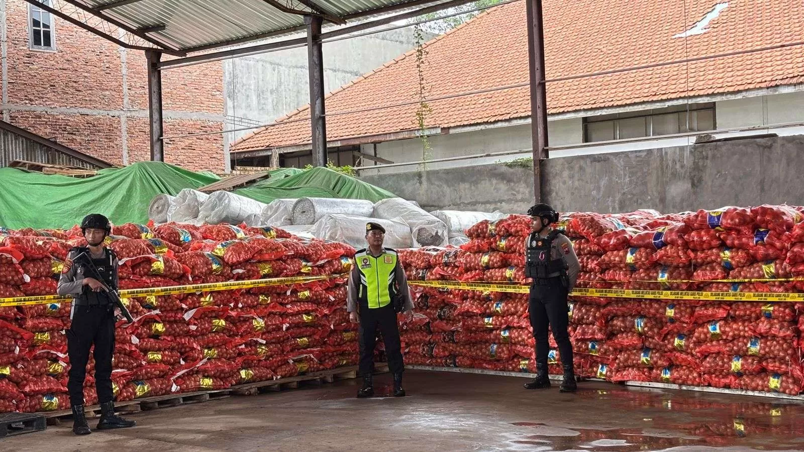 123 Ton Bawang Bombay Ilegal Disergap di Pelabuhan Tanjung Emas, Diduga Bawa Penyakit Berbahaya. (KlikSoloNews/dok Polda Jateng)