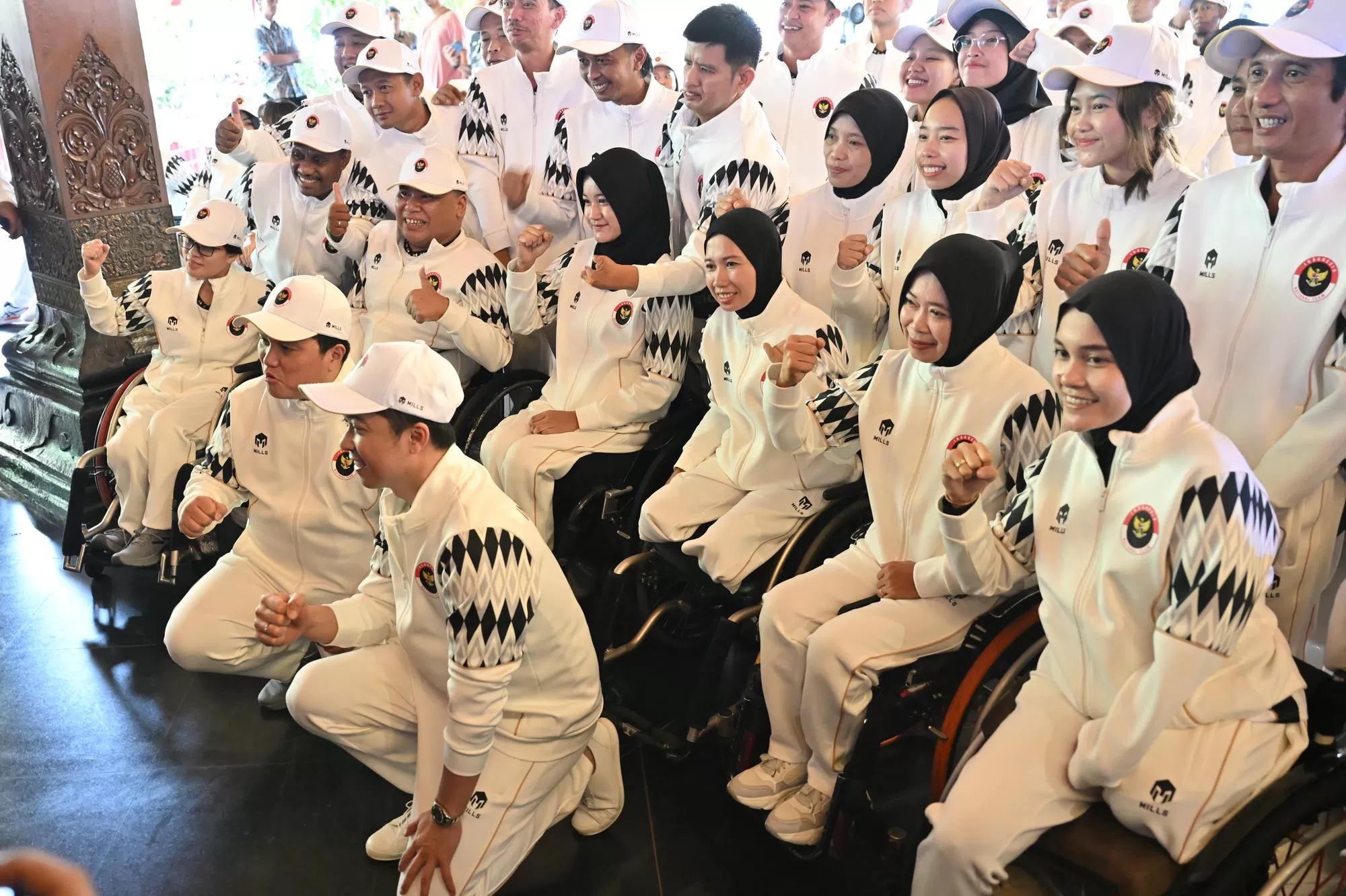 Menpora RI Eric Thohir dan Wamenpora RI Taufik Hidayat melakukan sesi foto bersama atlet dalam rangkaian upacara Pengukuhan dan Pelepasan Kontingen Indonesia untuk ASEAN Para Games Thailand 2025 di Pendhapi Balaikota Surakarta, Jawa Tengah, Sabtu (10/01/2026). Sebanyak 290 atlet resmi dikukuhkan dan dilepas oleh Menpora RI untuk mengikuti ASEAN Para Games Thailand yang akan berlangsung 20-26 Januari 2026. (Kliksolonews/dok NPC INDONESIA/Agung Wahyudi)