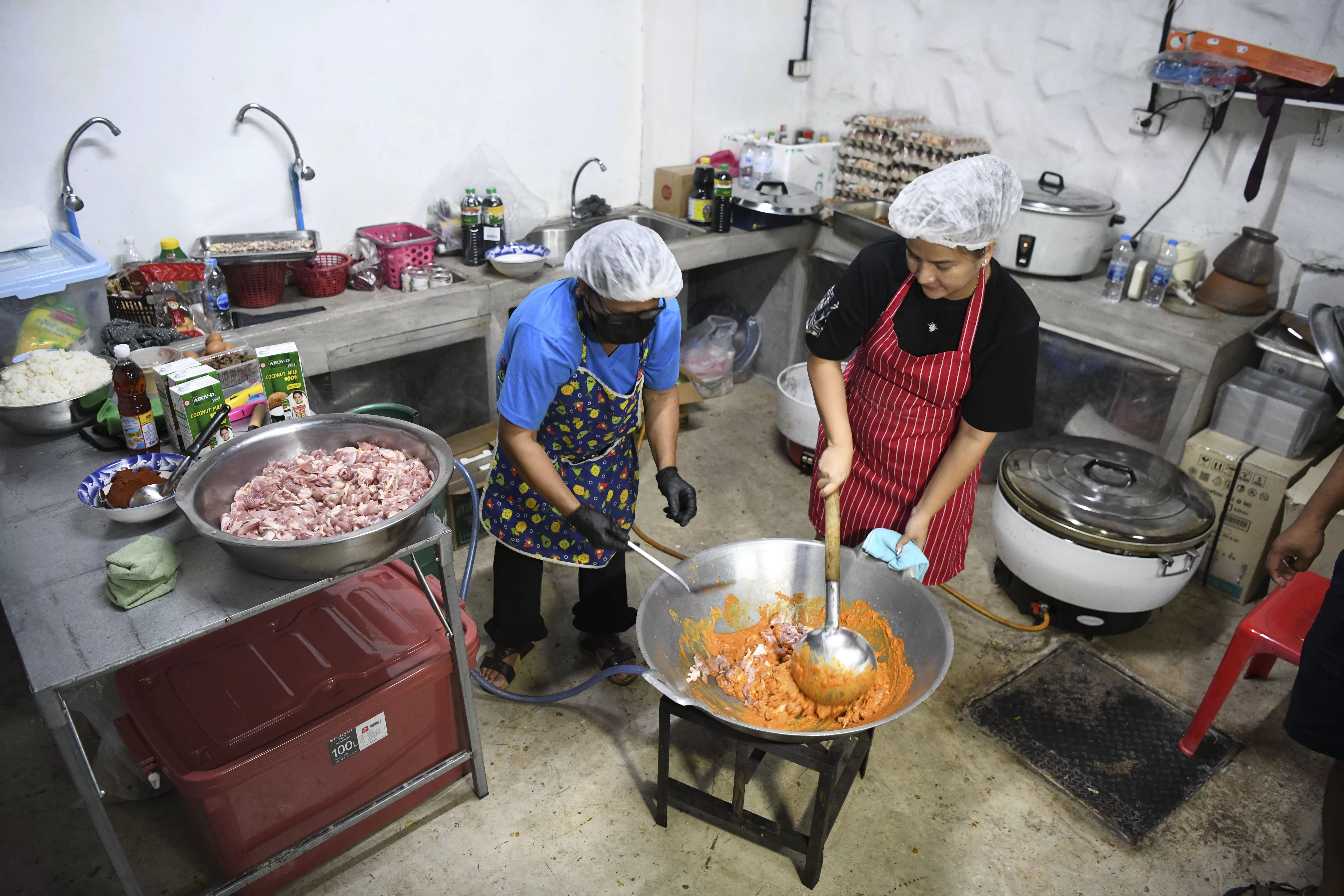 Pekerja memasak untuk kebutuhan menu makanan bagi kontingen NPC Indonesia di Chayada Garden & Resort, Nakhon Ratchasima, Thailand, Sabtu (17/1/2026). Dapur Sebanyak 900 porsi makanan disiapkan di dapur setempat setiap harinya selama penyelenggaraan ASEAN Para Games 2025 guna memenuhi asupan makanan bagi kontingen NPC Indonesia. NPC Indonesia/Yoma Times Suryadi