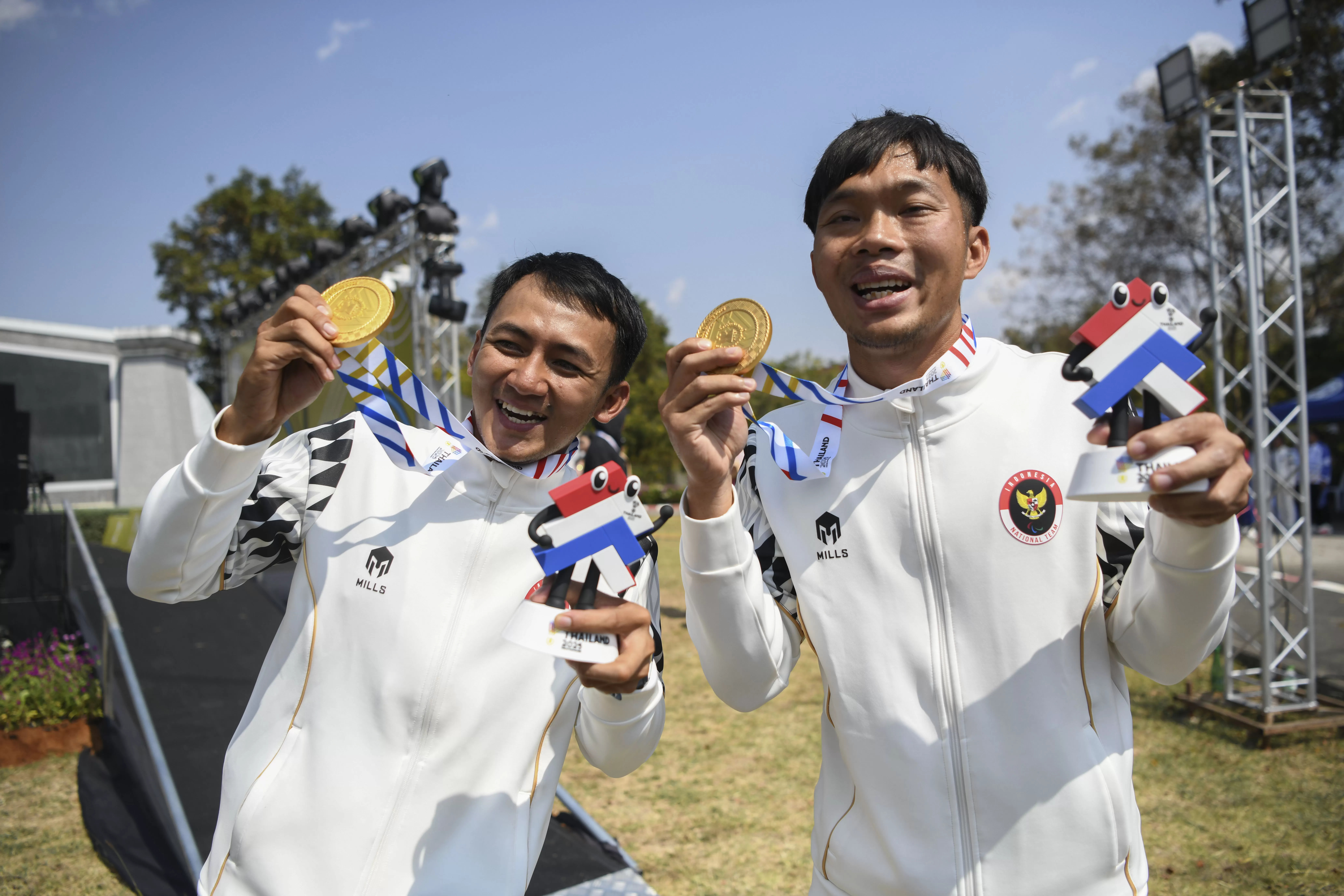 Atlet balap sepeda Indonesia Nurfendi (kanan) dan pilotnya Mufti Fadilah (kiri) menunjukkan medali emas yang mereka terima setelah berhasil mengalahkan lawan-lawannya dalam kategori Road Cycling Men's B - Time Trial di ASEAN Para Games 2025 di Suranaree University of Tecnology, Nakhon Ratchasima, Thailand, Rabu (21/1/2026). Nurfendi berhasil meraih emas pertama untuk kontingen Indonesia. NPC Indonesia/Yoma Times Suryadi