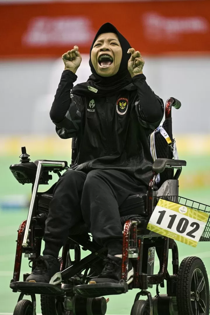 Ekspresi atlet boccia NPC Indonesia Handayani seusai mencetak angka saat melawan atlet Malaysia Angeline Melissa Lawas dalam pertandingan boccia BC1 putri ASEAN Para Games 2025 di  80th Birthday Anniversary Commemorative Stadium di Nakhon Rachatsima, Thailand, Jumat (23/1/2026).  Handayani berhasil unggul 4-3 dan berhasil meraih medali emas. (KlikSoloNews/dok NPC Indonesia/Agoes Rudianto)