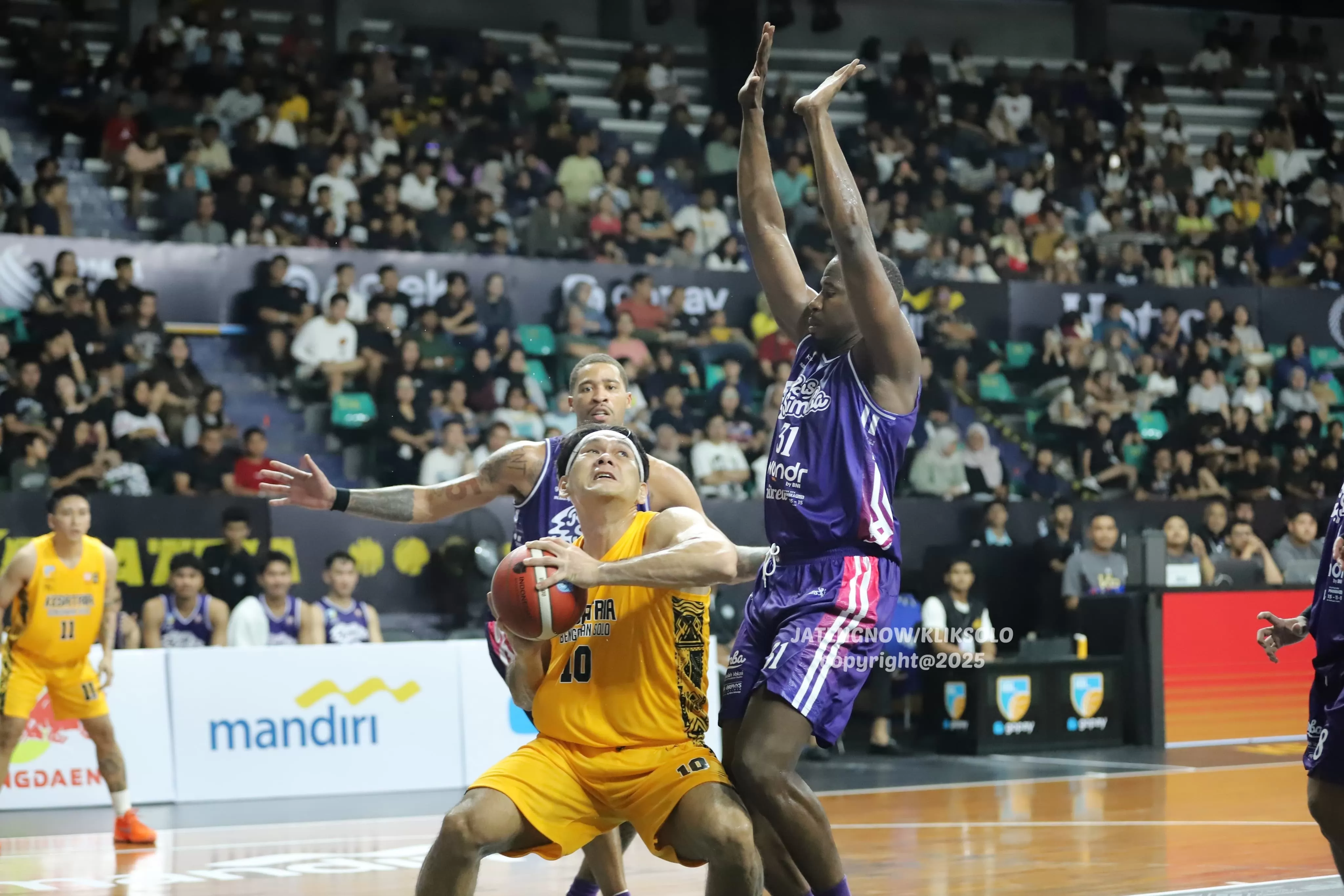 Tanpa Amunisi Asing, Kesatria Bengawan Solo Kewalahan Hadapi RANS di IBL GoPay 2026 (Kliksolonews/Benediktus Candra)