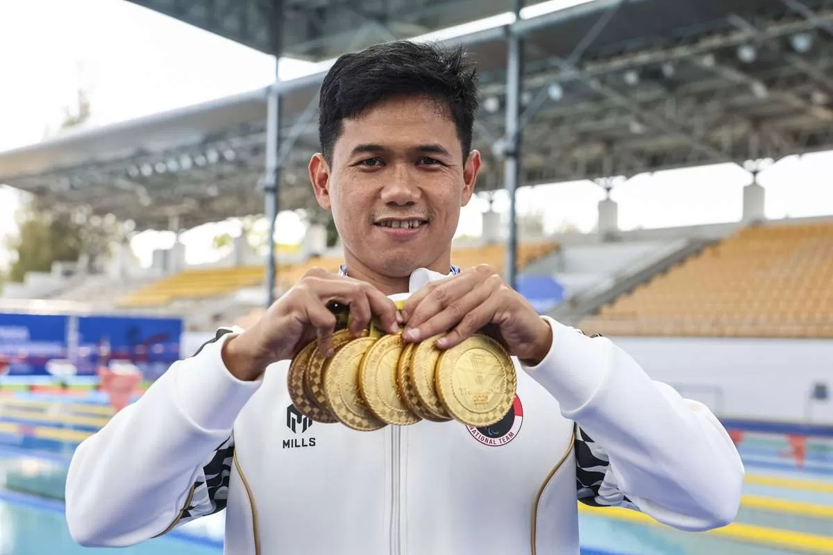 Atlet para renang NPC Indonesia Jendi Pangabean berpose dengan medalinya seusai pertandingan renang 4x100m medley putra ASEAN Para Games 2025 di Aquatic Centre 80th Birthday Anniversary Commemorative Stadium di Nakhon Rachatsima, Thailand, Minggu (25/1/2026). Jendi berhasil meraih tujuh medali emas pada ASEAN Para Games Thailand 2025. NPC Indonesia/Agoes Rudianto