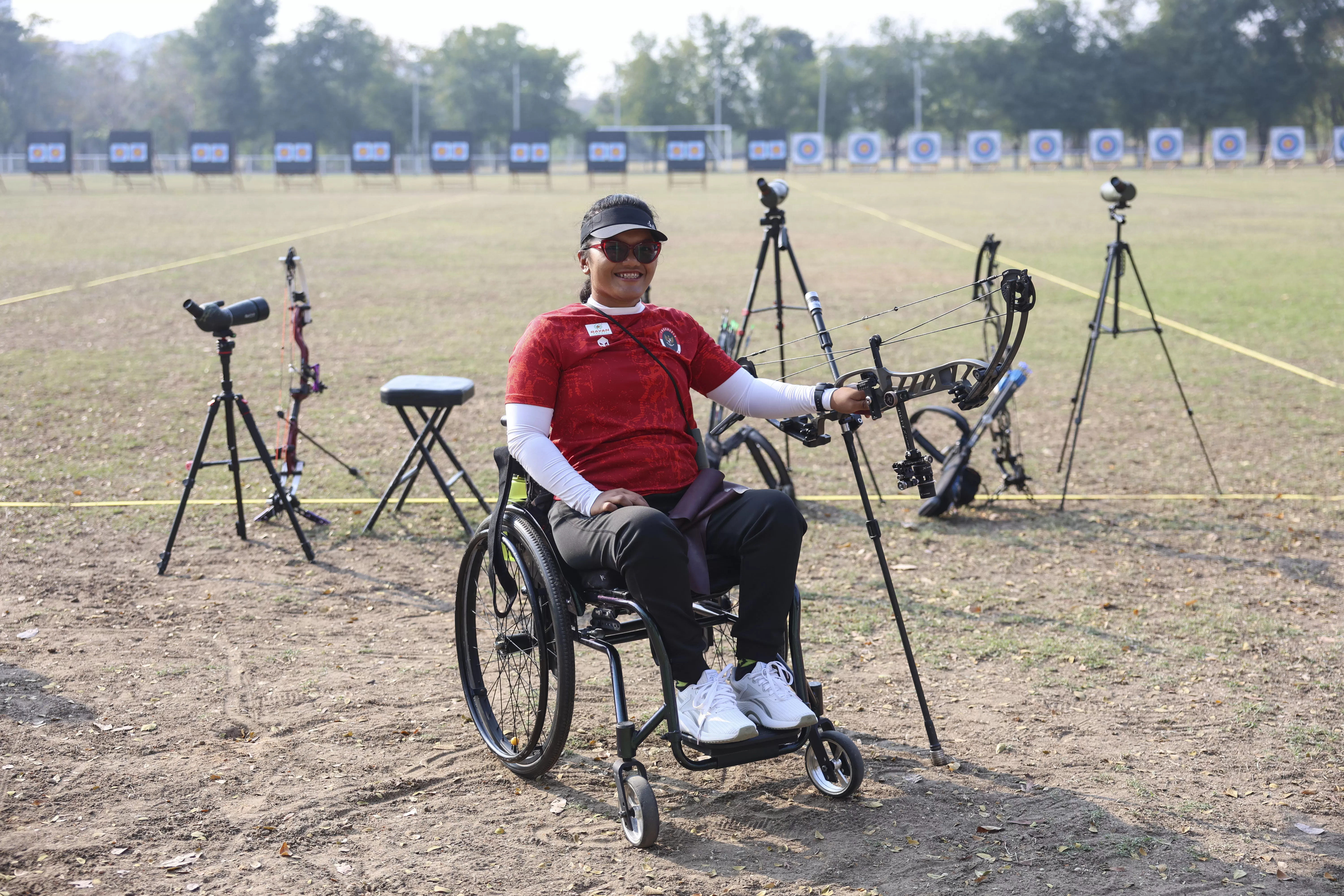 Atlet panahan National Paralympic Committee (NPC) Indonesia Theodora Audi berpose saat sesi latihan untuk ASEAN Para Games 2025 di Nakhon Rachatsima, Thailand, Minggu (18/1/2026). Audi mengenal olahraga panahan sejak melakukan terapi untuk memperkuat tangan setelah mengalami kecelakaan pada 2017. NPC Indonesia/Agoes Rudianto