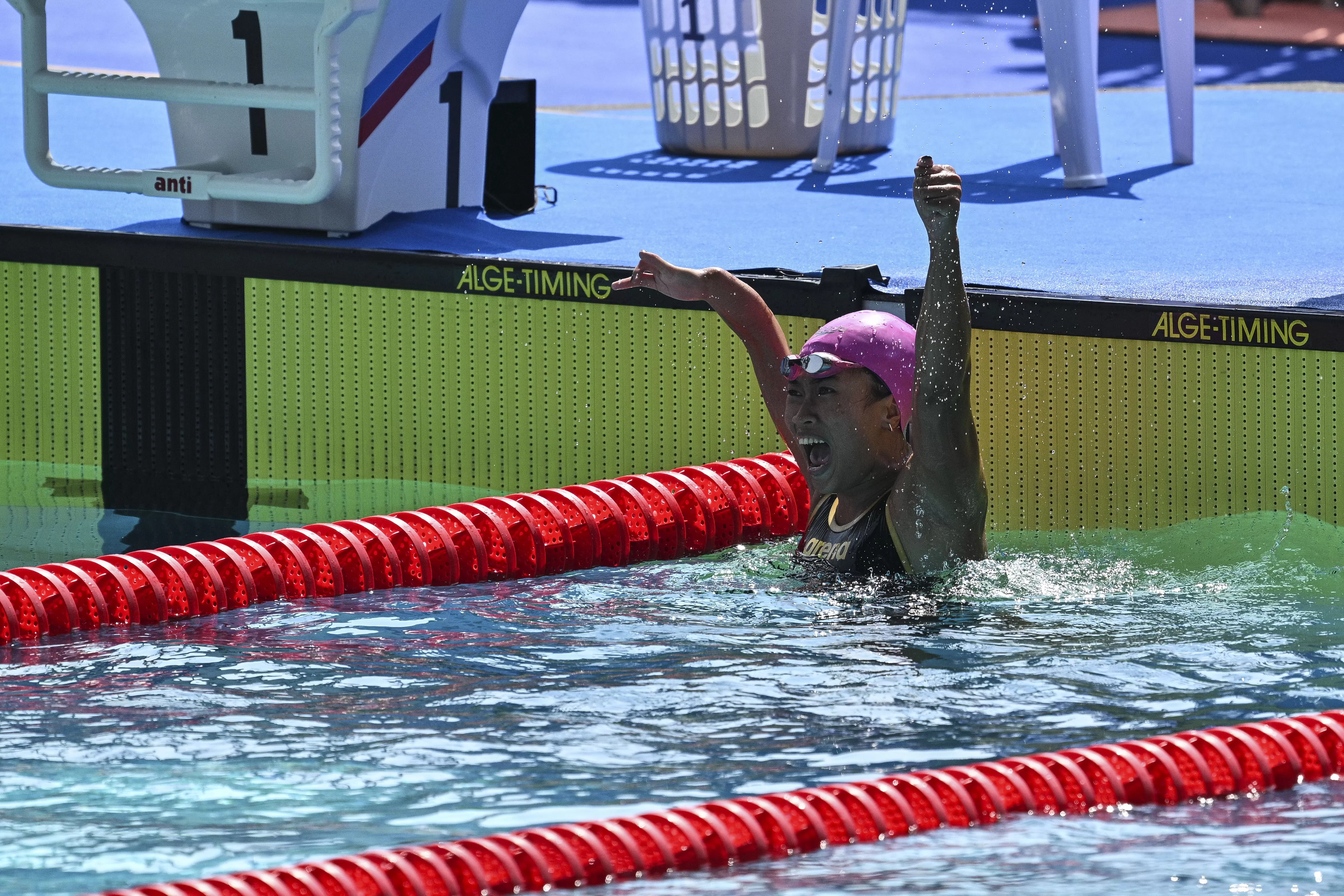 Perenang NPC Indonesia Mutiara Cantik Harsanto berselebrasi usai pertandingan nomor 100m gaya dada putri SB9 ASEAN Para Games 2025 di Aquatic Centre 80th Birthday Anniversary Commemorative Stadium di Nakhon Rachatsima, Thailand, Rabu (21/1/2026). Mutiara berhasil meraih medali emas. NPC Indonesia/Agoes Rudianto