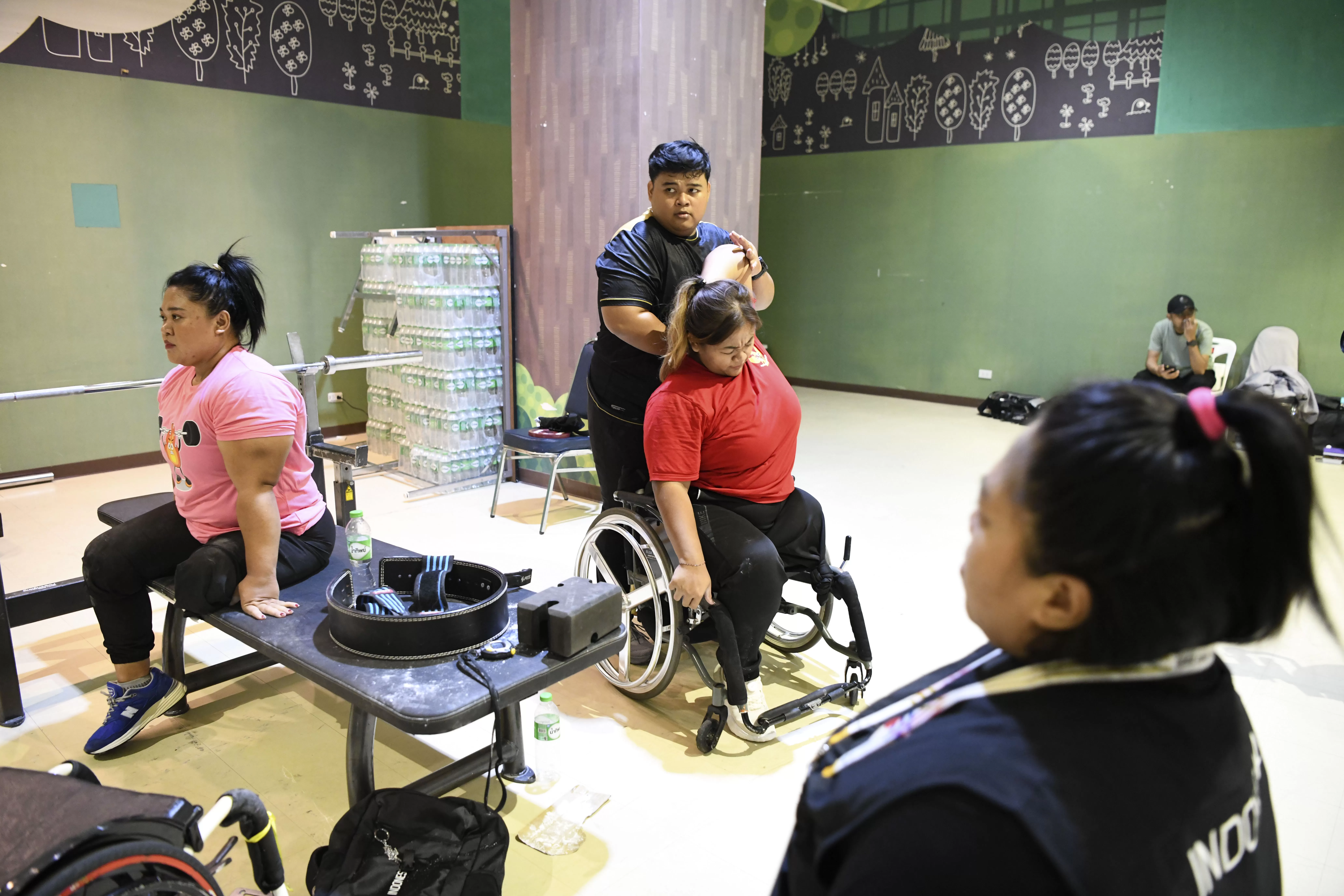 Atlet para angkat berat National Paralympic Committee (NPC) Indonesia mengikuti latihan di Hotel Centre Point, Nakhon Ratchasima, Thailand, Sabtu (17/1/2026). Cabor para angkat berat NPC Indonesia menargetkan posisi juara umum dalam ASEAN Para Games 2025 Thailand. NPC Indonesia/Yoma Times Suryadi
