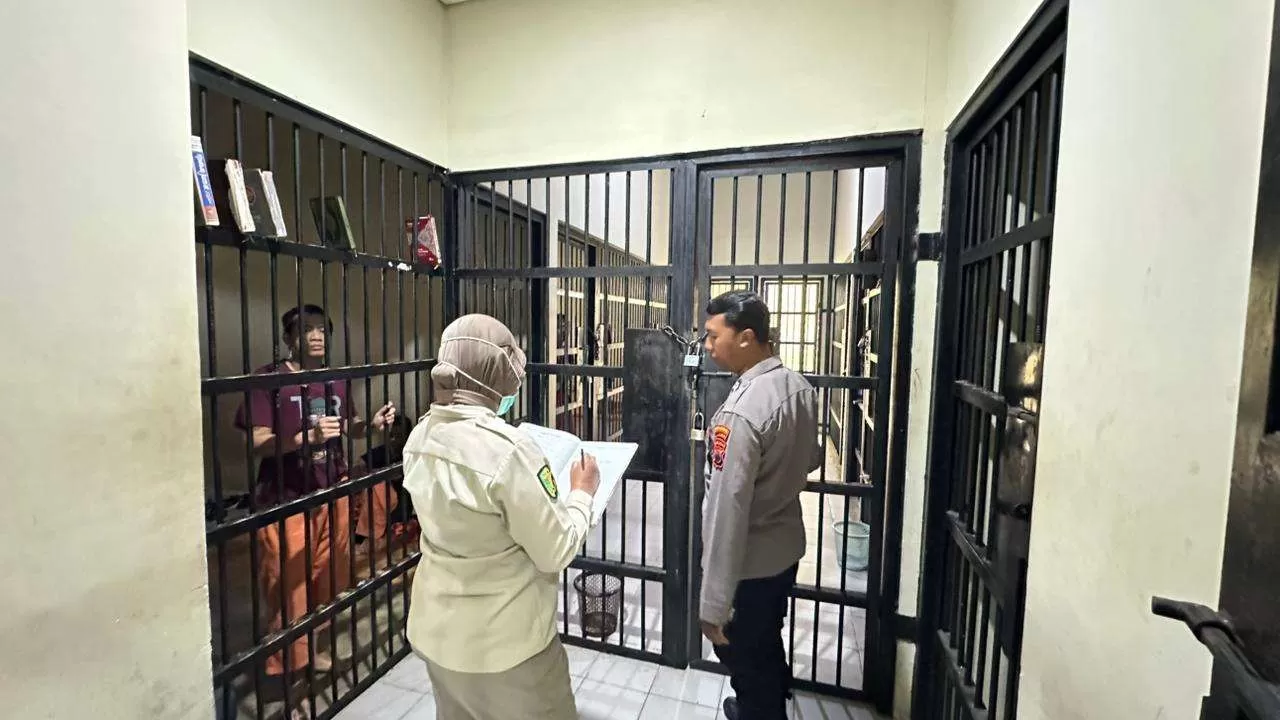 Sie Dokkes Polres Sukoharjo Lakukan Pemeriksaan Kesehatan Rutin untuk Tahanan (Kliksolonews/Dok)