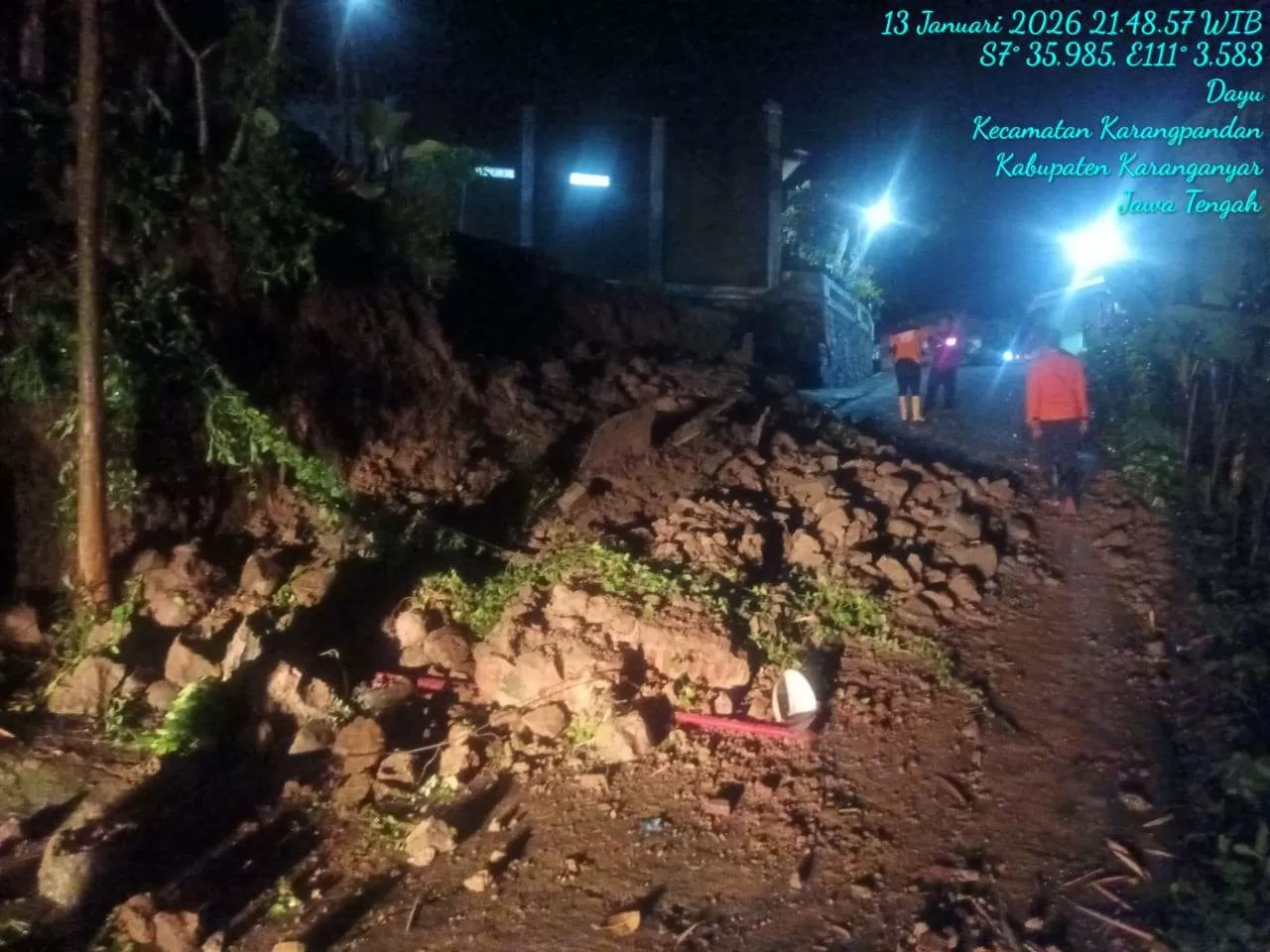 Talud Ambrol Akibat Longsor di Gondangmanis Karanganyar, Akses Jalan Desa Sempat Tertutup (JatengNOW/Dok)