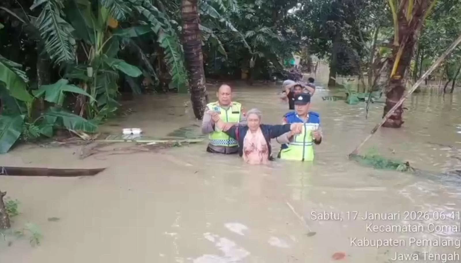 Hujan Deras, Sungai Comal Meluap, Polisi Sigap Bantu Warga Pemalang (Kliksolonews/Dok)