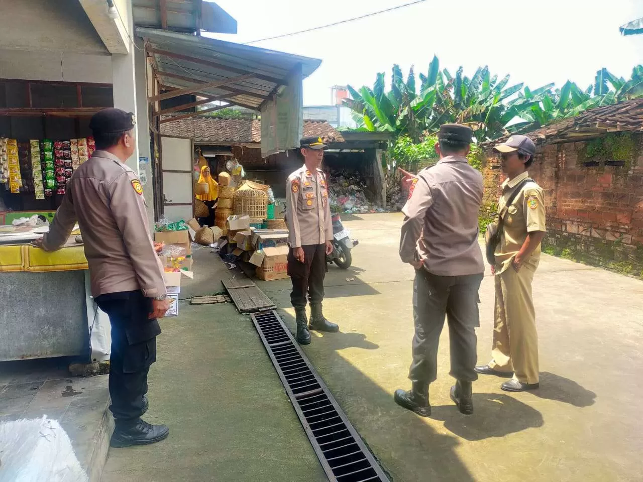Antisipasi Kebakaran, Polsek Bendosari Lakukan Pengecekan Instalasi Listrik Pasar Mulur (Kliksolonews/dok)