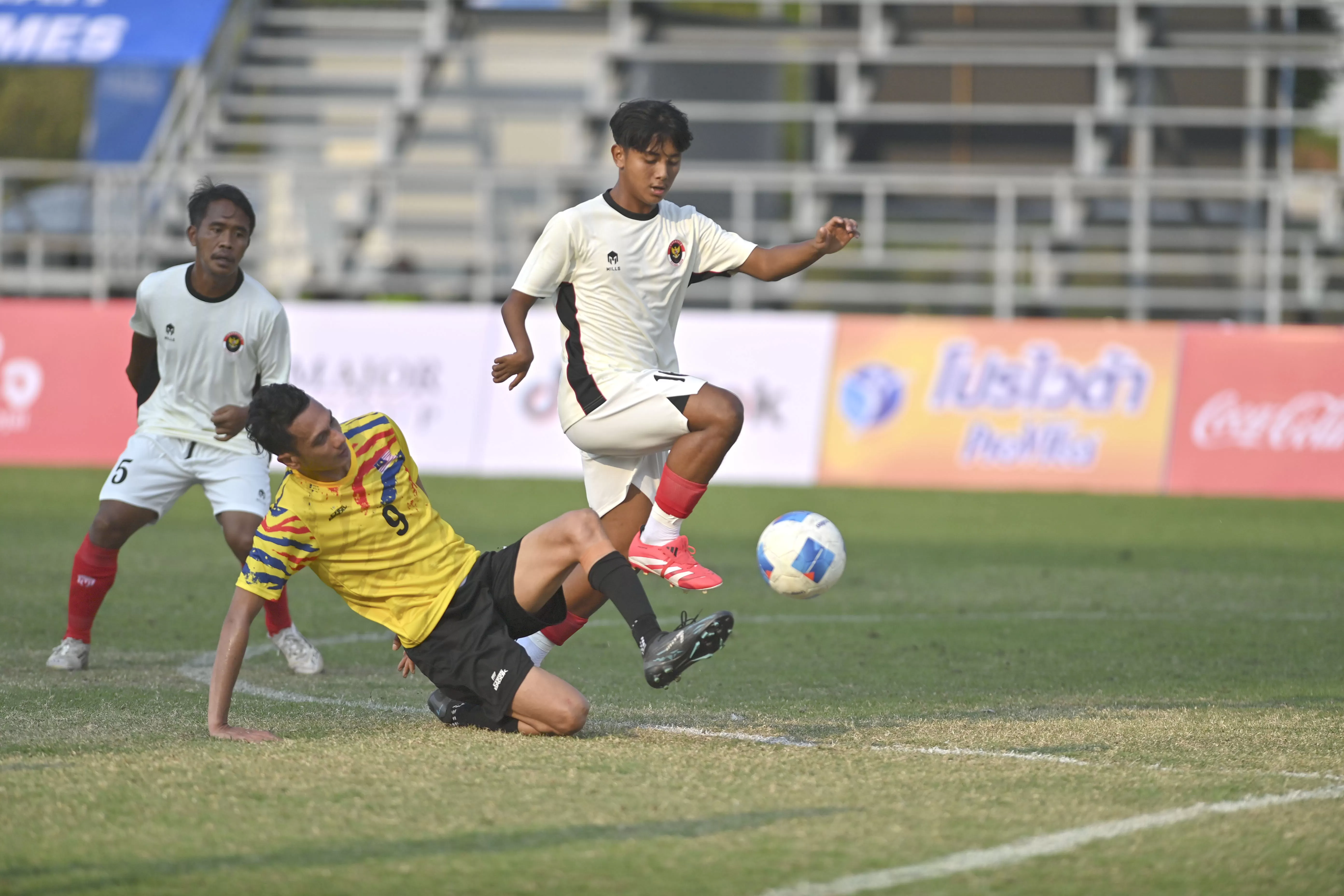 Timnas Indonesia Menang Pemain timnas sepak bola cerebral palsy Indonesia Rzki Mulyana (kanan), berusaha melewati pemain timnas sepak bola cerebral palsy Malaysia Adray Uzair Abu Bakar (tengah) pada pertandingan babak penyisihan ASEAN Para Games 2025 Thailand, di Football Stadium, Nakhon Ratchasima Rajabhat University, Thailand, Senin (19/01/2026). Indonesia berhasil mengalahkan Malaysia dengan skor 3-0.