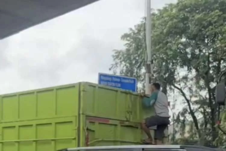 Aksi Bajing Loncat di Truk Melintas Jalan Raya Bekasi Terekam Kamera, Warga Beri Peringatan. (KlikSoloNews/dok)