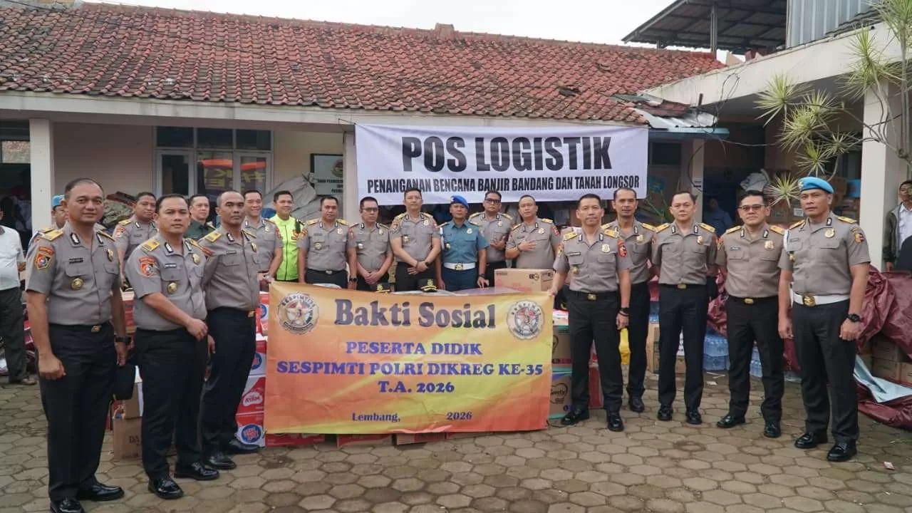 Serdik Sespimti Polri Dikreg ke-35 Salurkan Bantuan untuk Korban Longsor di Cisarua. (KlikSoloNews/dok)
