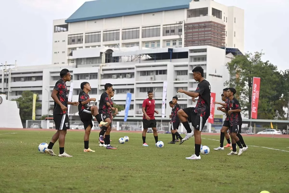 Pesepak bola Cerebral Palsy (CP) National Paralympic Committee (NPC) Indonesia menjalani sesi latihan untuk ASEAN Para Games 2025 di lapangan Nakhon Ratchasima Rajabhat University Stadium, Thailand, Jumat (16/1/2025). Indonesia menargetkan 82 medali emas,77 medali perak, 77 medali perunggu pada ASEAN Para Games 2025 di Thailand yang berlangsung 20-26 Januari 2026. (KlikSoloNews/dok NPC Indonesia/Yoma Times Suryadi)