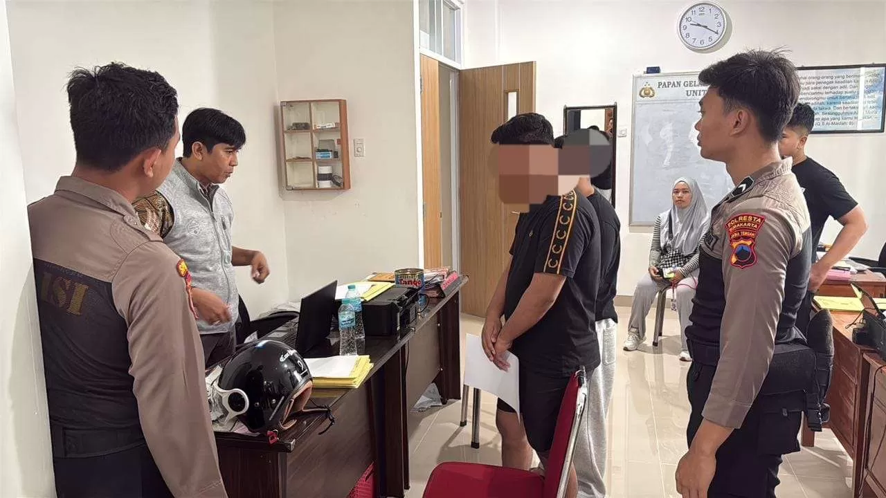 Tim Sparta Polresta Surakarta Amankan Dua Terduga Pencuri Helm saat CFD Sriwedari. (KlikSoloNews/dok)