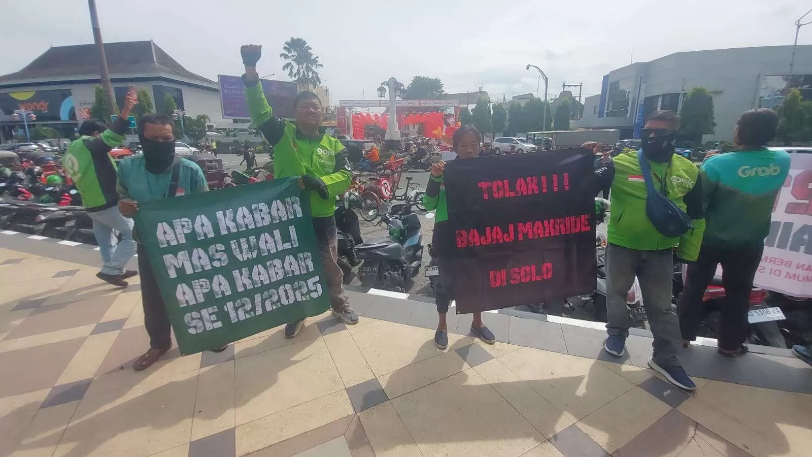 Ojol dan Becak Geruduk Balai Kota Surakarta, Desak Wali Kota Respati Ardi SK Larangan Bajaj Angkut Penumpang. (KlikSoloNews/Adhirajasa)