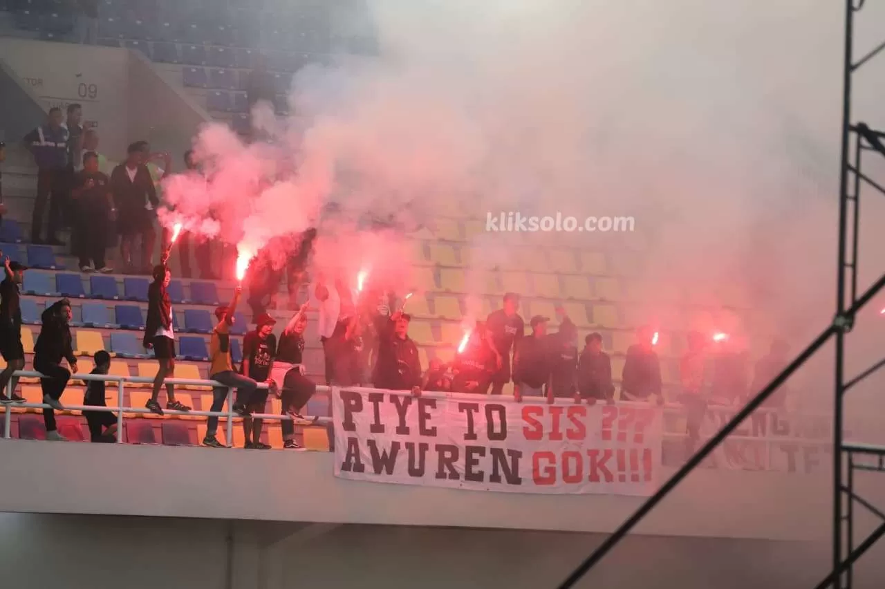 Suporter Persis Solo menyalakan flare di tribun utara Stadion Manahan usai kalah 1-3 dari Persita Tangerang, Minggu (4/1/2026). (KlikSoloNews/Benediktus Candra)