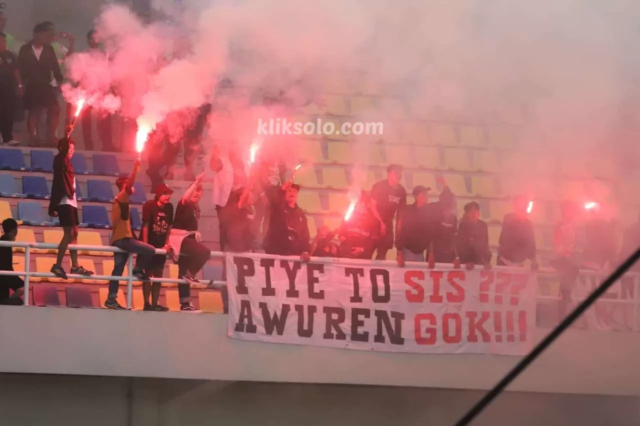 Jelang Persis Solo vs Borneo FC: Antisipasi Flare, Polresta Surakarta Pertebal Pengamanan. (KlikSoloNews/Benediktus Candra)