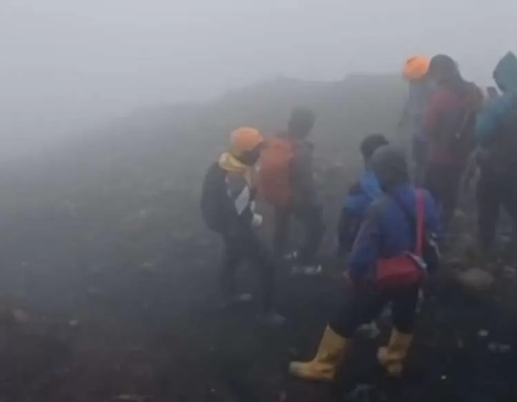 Proses pencarian Syafiq Ridhan Ali Razan di Gunung Slamet.  Pesan Terakhir Syafiq Ridhan Ali Razan Pendaki Hilang di Gunung Slamet. (KlikSoloNews/dok)