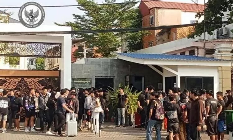 Ribuan WNI Korban Penipuan Online Datangi KBRI Phnom Penh Kamboja. (KlikSoloNews/dok)