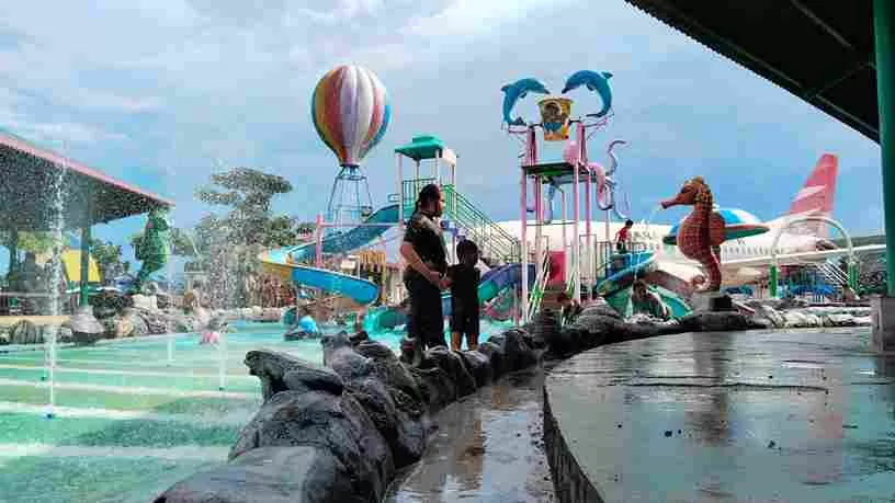 Libur Nataru, Kolam Renang Intanpari Karanganyar Diserbu Ribuan Wisatawan. (KlikSoloNews/dok HarianKota)