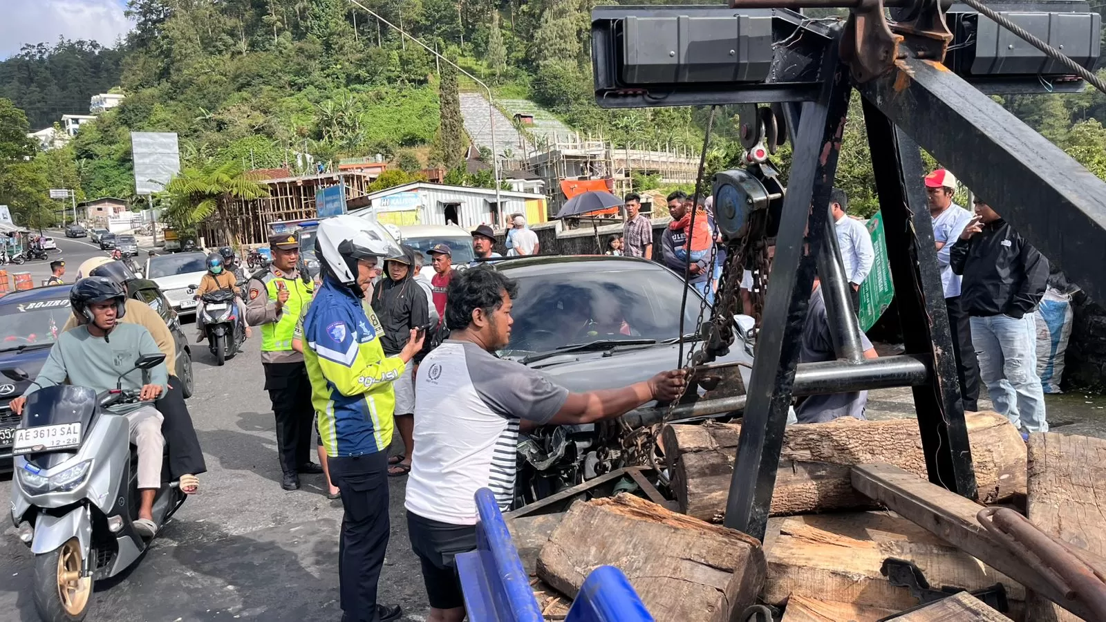 Rem Bermasalah, Isuzu Panther Hantam Mobil dan Tiga Motor di Tawangmangu. (KlikSoloNews/dok)