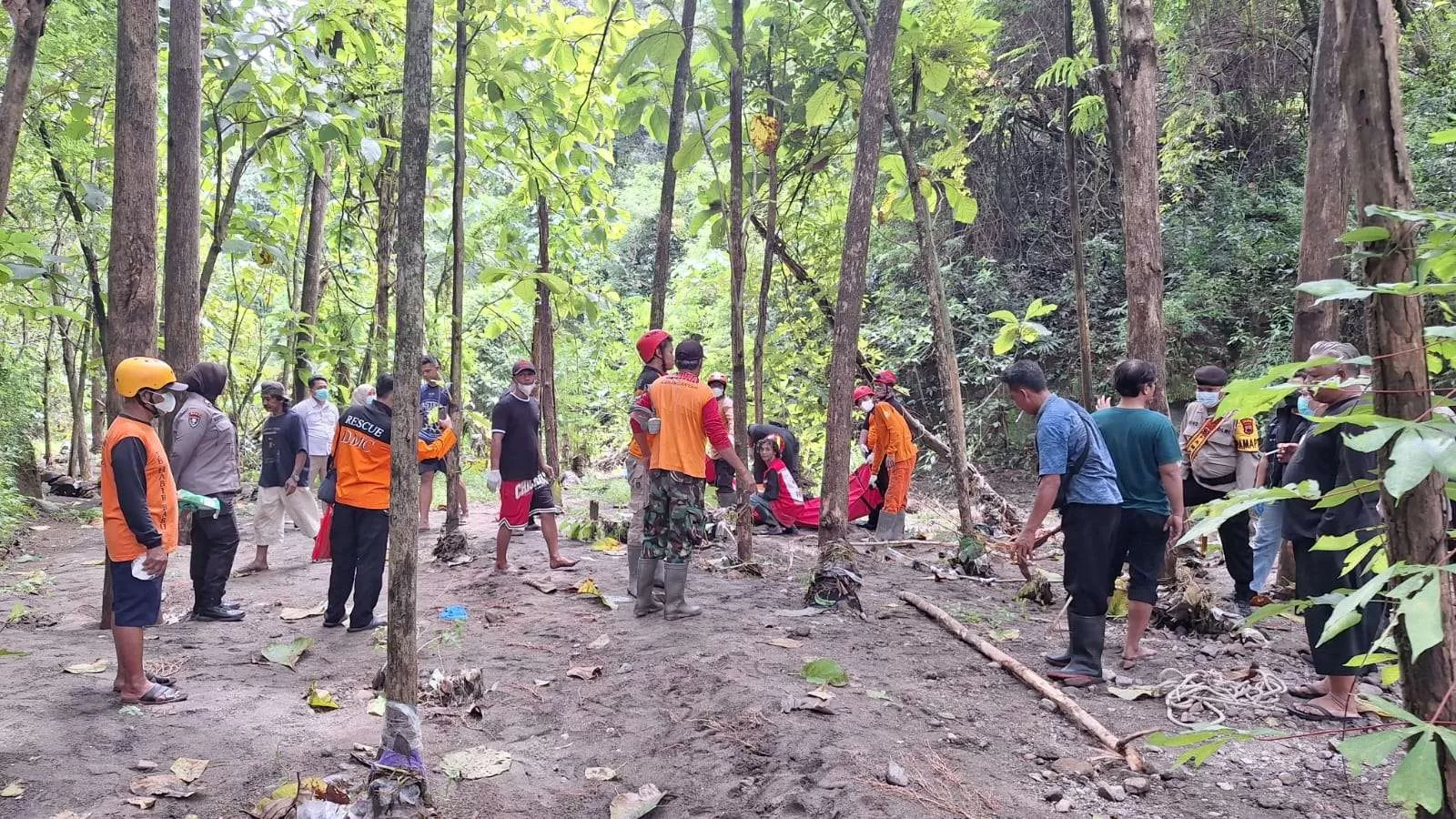 Warga Rejosari Karanganyar Digegerkan Penemuan Mayat Pria di Bukit Sosogan. (KlikSoloNews/dok)