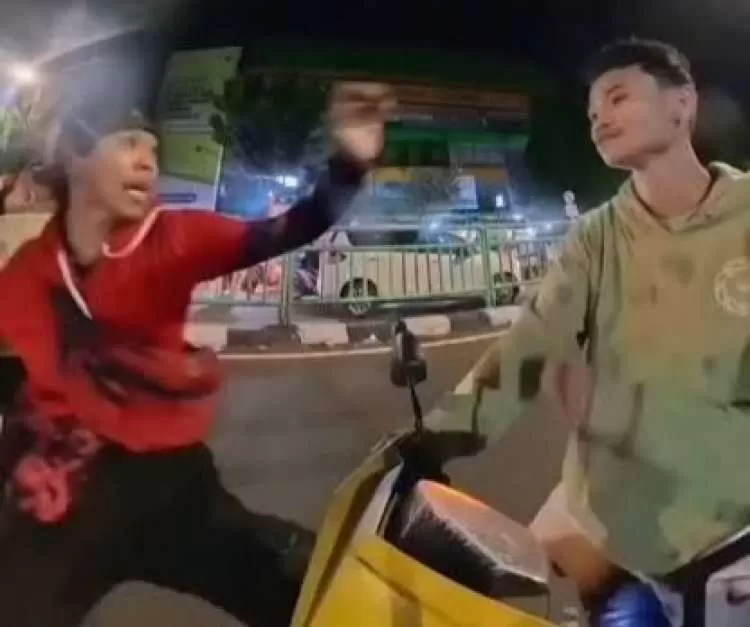 Viral Suami Istri Merokok Sambil Motoran dan Gendong Bayi di Jakarta, Berujung Cekcok. (KlikSoloNews/dok)
