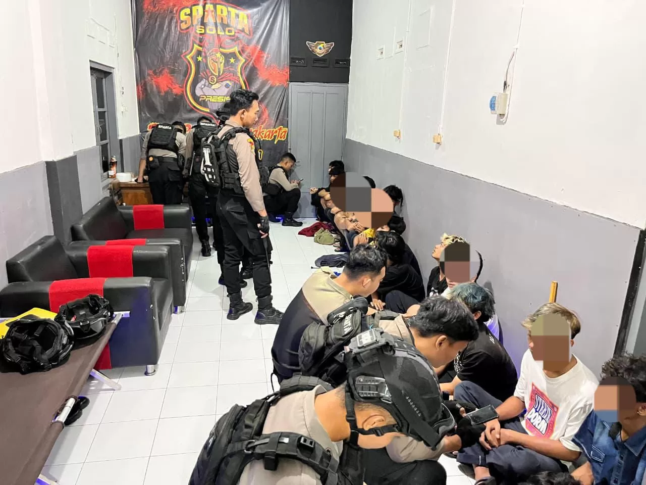 Tim Sparta Polresta Surakarta mengamankan 16 pemuda yang pesta miras di Kelurahan Sangkrah, Pasar Kliwon, Solo. Aksi tersebut meresahkan warga dan diproses tipiring. (KlikSoloNews/dok Polresta Surakarta)