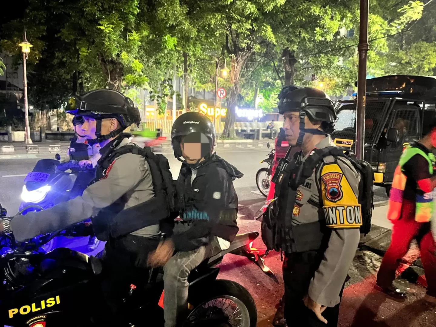 Bawa Miras ke Stadion Sriwedari, Dua Oknum Suporter PSS Sleman Diamankan Polresta Surakarta. (KlikSoloNews/dok)