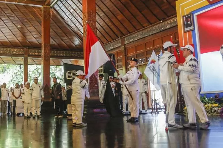 PENGUKUHAN ATLET : Atlet mengikuti prosesi penciuman bendera merah putih saat acara pengukuhan Atlet Asean Para Games 2025 Thailand di Balaikota Surakarta, Sabtu (10/01/2026). Indonesia mengirimkan sebanyak 290 Atlet untuk mengikuti 18 Cabang Oalhraga, Indonesia menargetkan 82 emas 77 perak dan 77 Perunggu. (KlikSoloNews/dok NPC)
