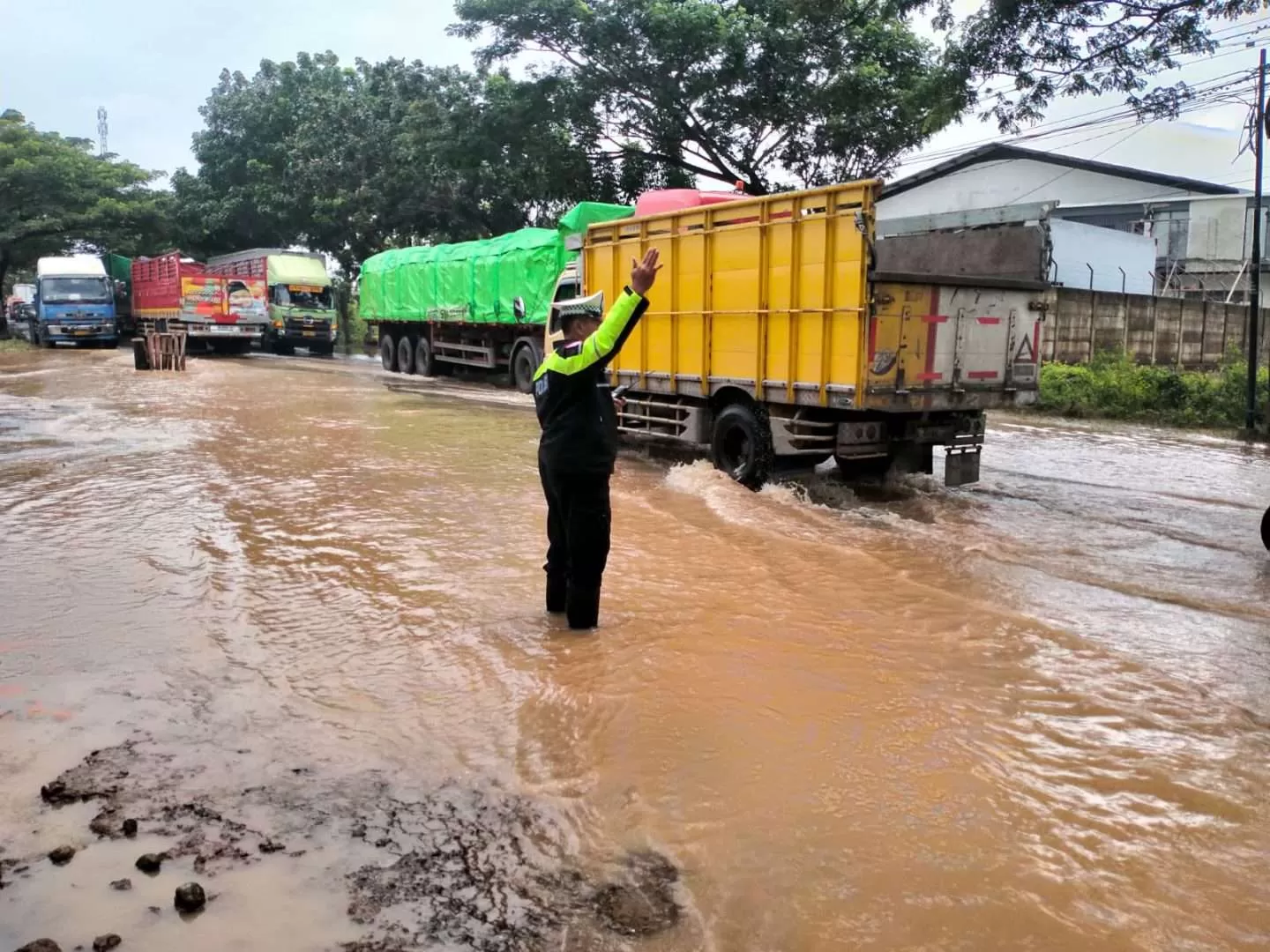 Jalur Pantura Pati–Juwana Tergenang Banjir, Polisi Berlakukan Rekayasa Lalu Lintas 24 Jam. (KlikSoloNews/dok Polresta Pati)