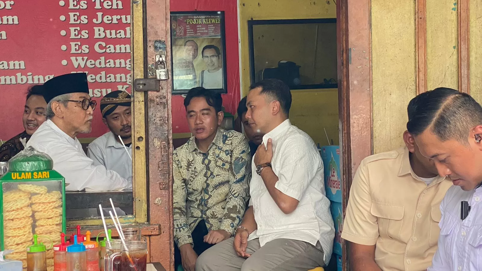 Dinginkan Suasana, Wapres Gibran Duduk Satu Meja dengan 'Raja Kembar' Keraton Kasunanan Surakarta Purbaya dan Mangkubumi. (KlikSoloNews/Adhirajasa)