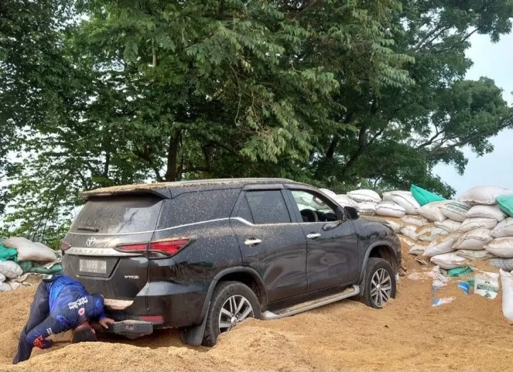 Diduga Rem Blong, Toyota Fortuner Masuk Jalur Penyelamat di Tikungan Gotekan Pacet Mojokerto. (KlikSoloNews/dok)