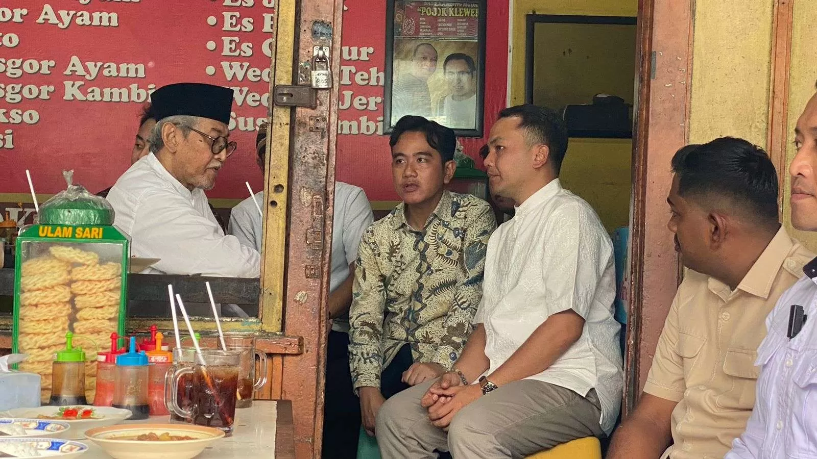 Bareng 'Raja Kembar' Kasunanan Surakarta, Wali Kota Respati Ardi Dampingi Wapres Gibran Salat Jumat dan Keliling Kota Solo. (KlikSoloNews/dok Pemkot Surakarta)