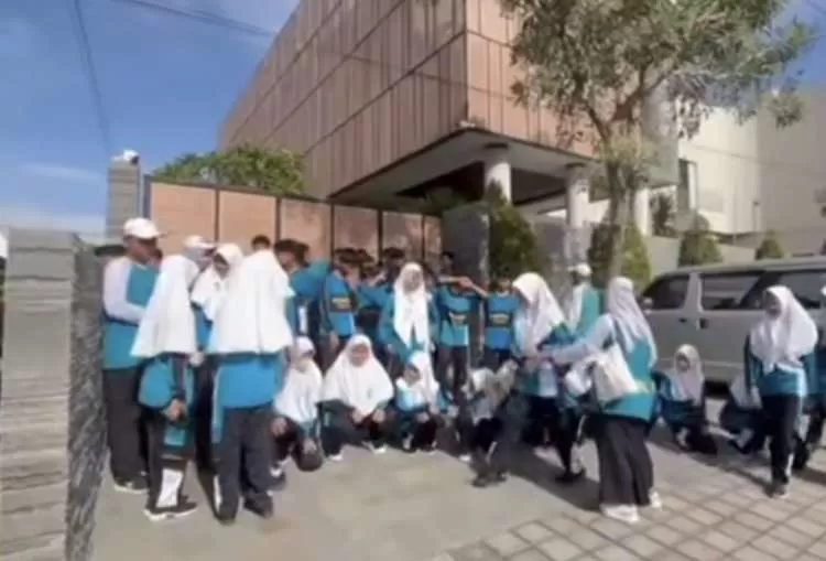 Rumah Denny Caknan di Ngawi Jadi Tujuan COD hingga Wisata Siswi, Netizen Malah Ngakak! (KlikSoloNews/dok)