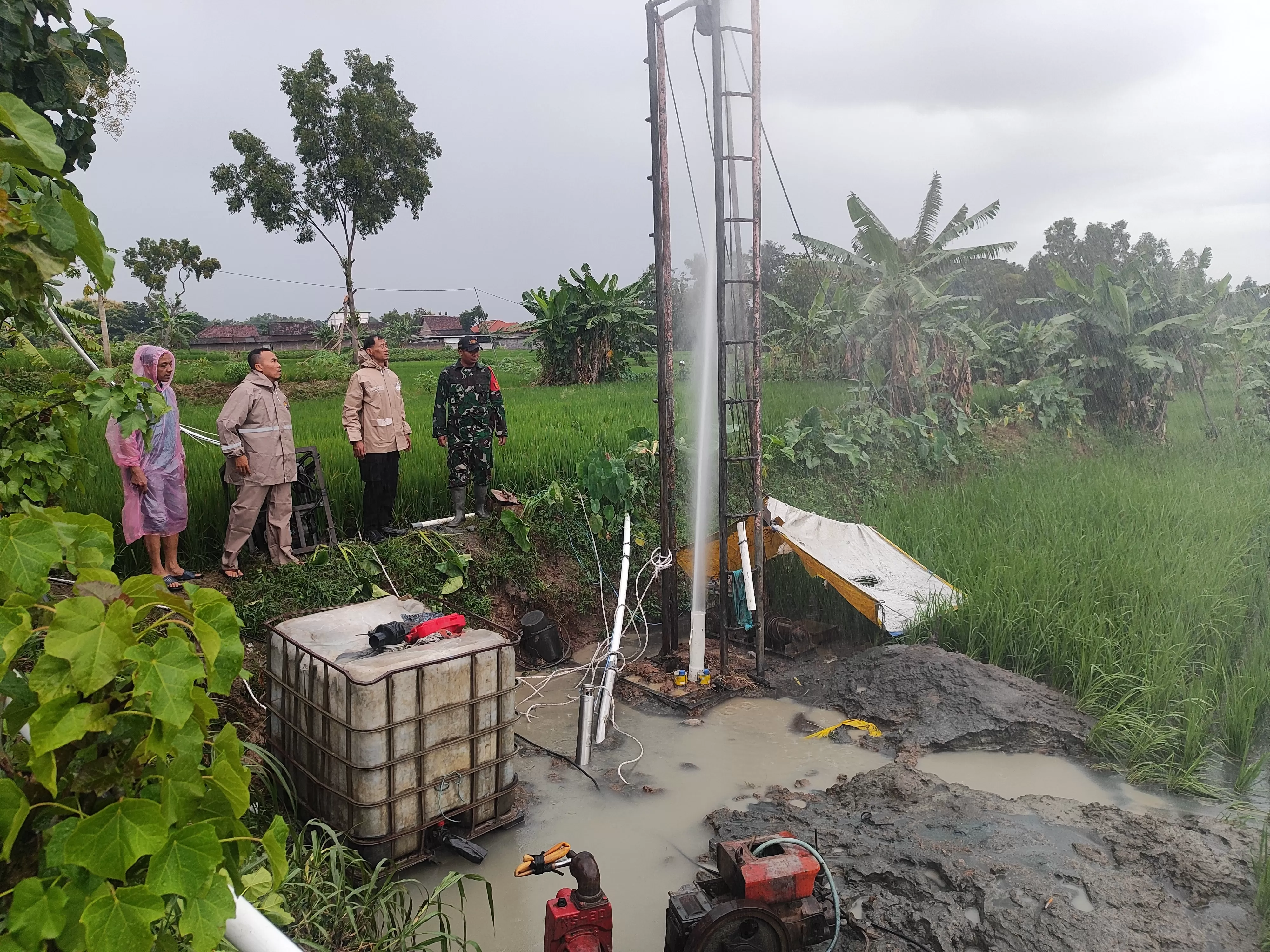 Heboh Semburan Air 8 Meter saat Pengeboran Sumur Irigasi di Sragen, Polisi Pasang Garis Pengaman. (KlikSoloNews/dok)