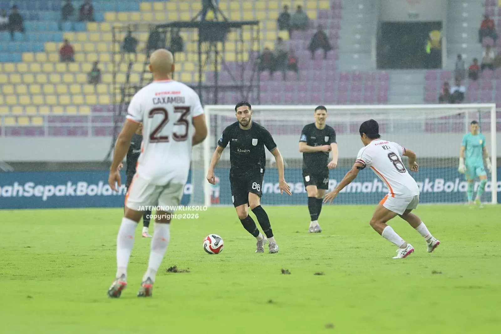 Disaksikan Kaesang dan Jokowi, Persis Solo Kalah Lagi di Stadion Manahan. (KlikSoloNews/Benediktus Candra)