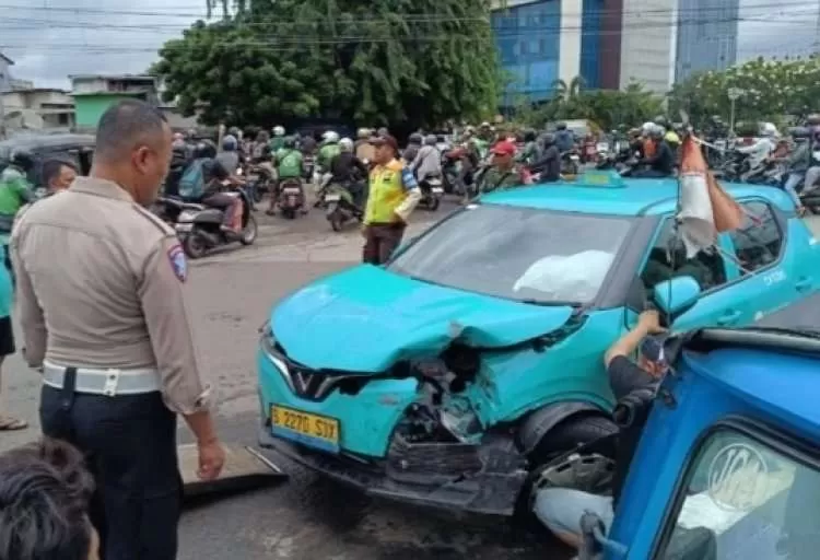 Ngeyel Terobos Palang Pintu! Detik-detik Taksi Listrik Tertabrak Kereta Api di Sawah Besar Jakarta Pusat Terekam Kamera Warga. (KlikSoloNews/dok)