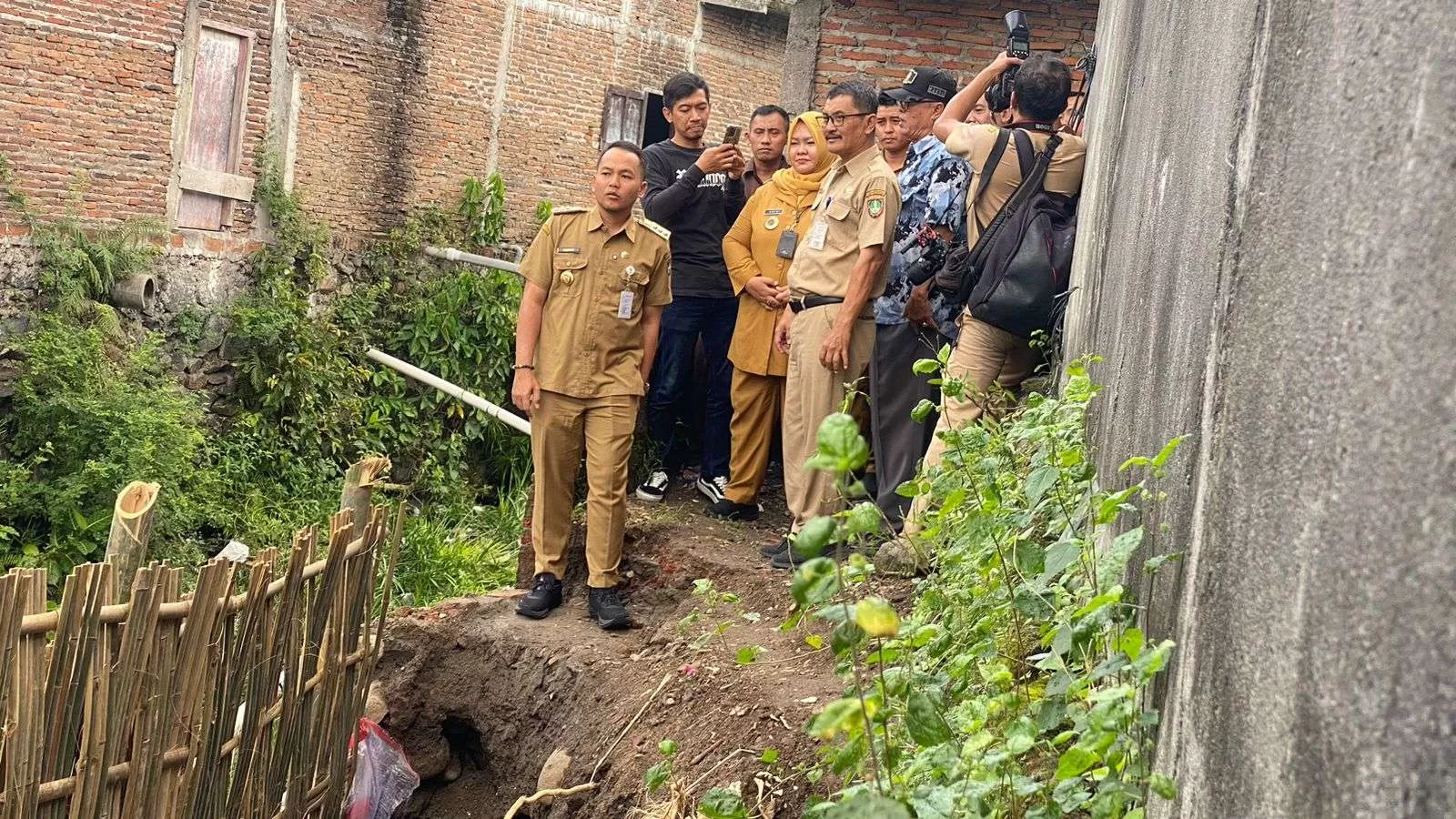Tinjau Talud Longsor di Nusukan, Wali Kota Respati Ardi Minta Penanganan Komprehensif. (KlikSoloNews/dok)