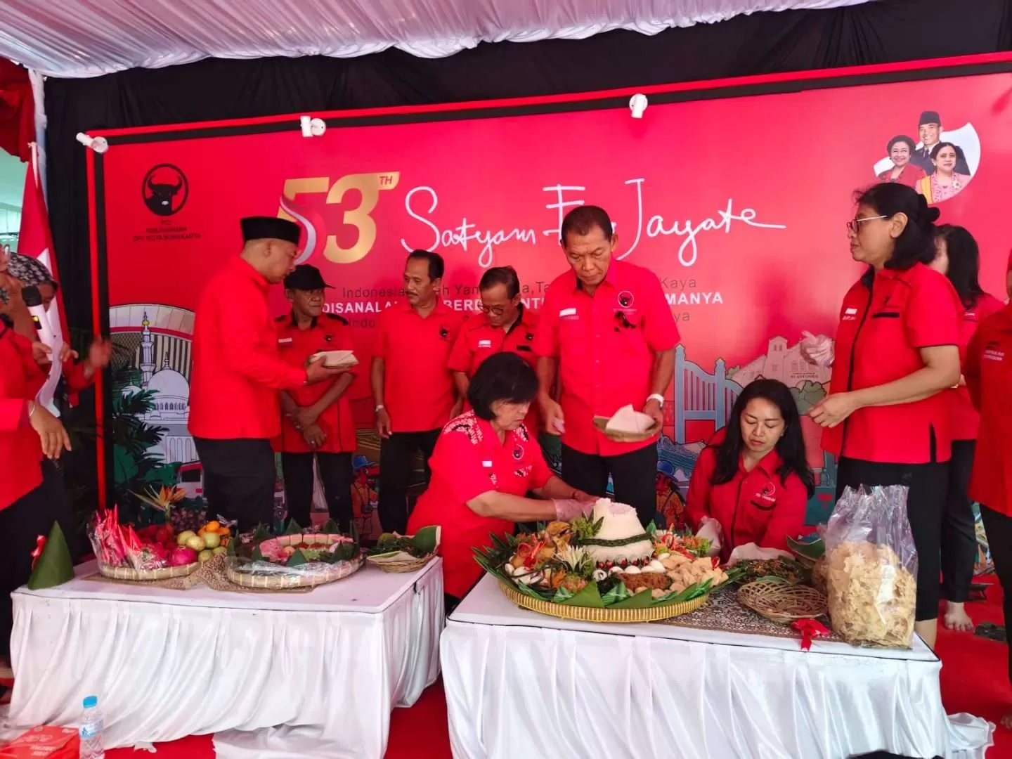 Tumpengan syukuran HUT ke-54 PDIP di Kantor DPC Solo, Sabtu (10/1/2026). Ketua DPC PDIP Solo Aria Bima mengajak kader menjaga arah perjuangan menuju Pancasila dan kebenaran pada peringatan HUT ke-53 PDIP. (KlikSoloNews/Adhirajasa)