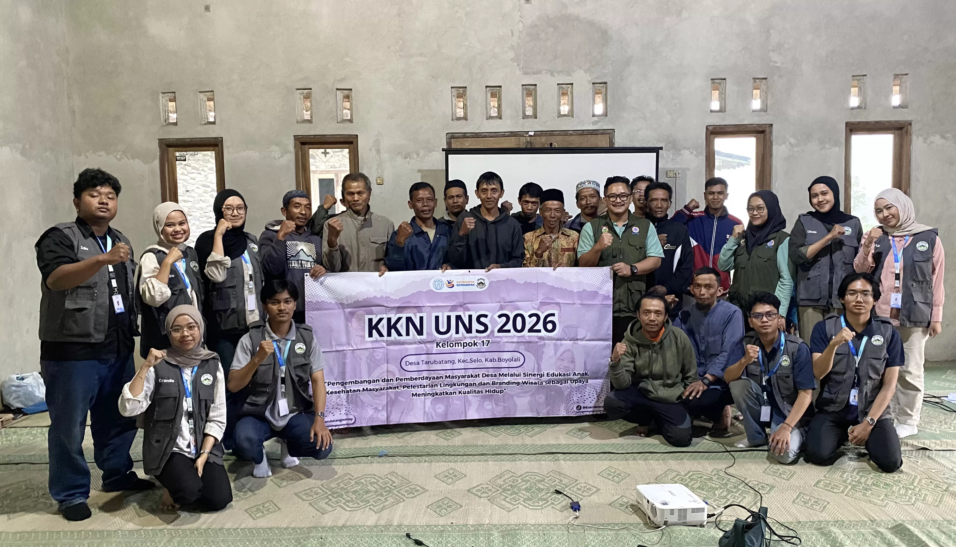 KKN 17 UNS Gelar Sosialisasi Mitigasi Longsor Berbasis DPT dan Vetiver di Dukuh Surodadi, Desa Tarubatang. (KlikSoloNews/dok Tim KKN Kelompok 17 UNS)