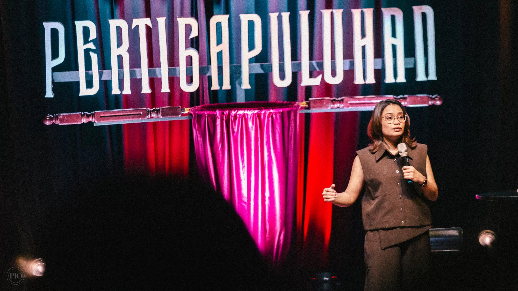 “Pertigapuluhan” Priska Baru Segu: Menertawakan Kegelisahan Usia 30 Tahun Lewat Stand-Up Comedy. (KlikSoloNews/dok HaHaHaCorp)