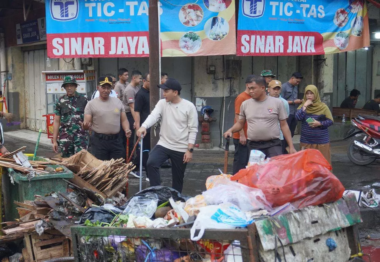 Polresta Surakarta dan Forkopimda Kerja Bakti di Pasar Gede–Kali Pepe, Dukung Gerakan Indonesia ASRI. (KlikSoloNews/dok)