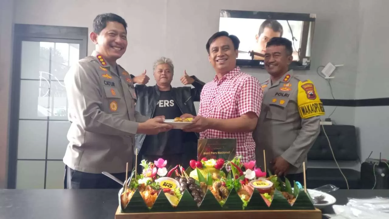 Peringati HPN ke-80, Kapolresta Surakarta Serahkan Tumpeng dan Ajak Media Jaga Solo Kondusif. (KlikSoloNews/dok)