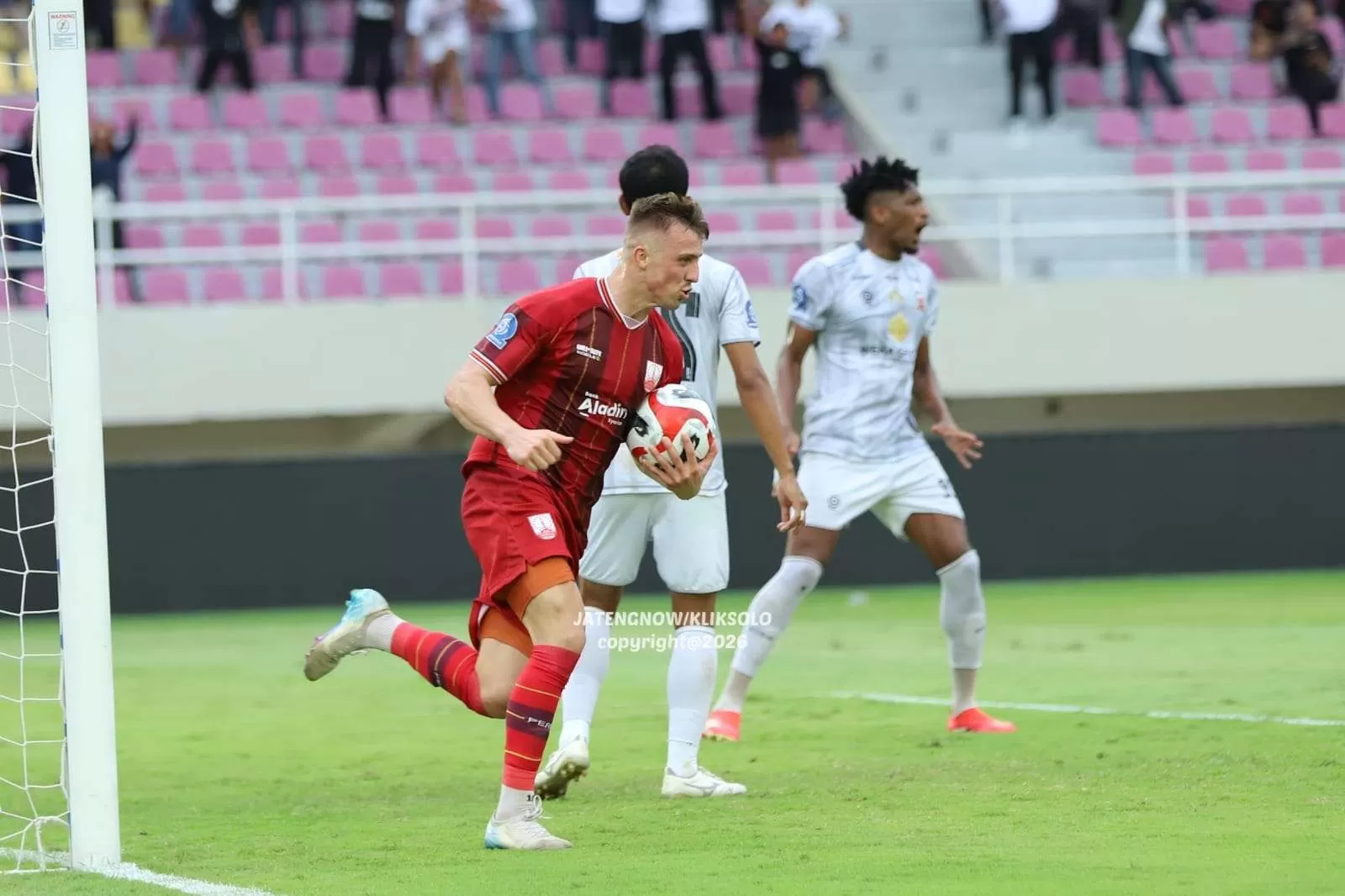 Babak Pertama Panas! Penalti Paparyha Sempat Gagal, Persis vs Madura United Masih Imbang 1-1 (Kliksolonews/Benediktus Candra)